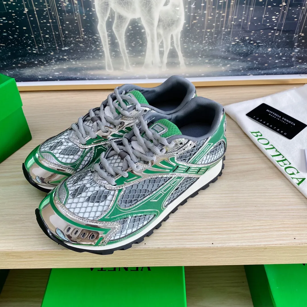 p620🐮🐮High-end version, the original 1:1 couple style new model is on the shelves🔥BV Orbit sneakers Wang Yibo's same style couple's Dad Runner sneakers, made of lightweight technical mesh fabric. Features a geometric patterned rubber outsole. The outsole is made of color-blocked TPU outsole. Size: women’s shoes 35-40, men’s shoes 39-45.